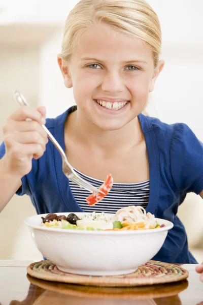 Młoda Dziewczyna Pomieszczeniu Jedzenia Owoców Morza Uśmiechający Się — Zdjęcie stockowe