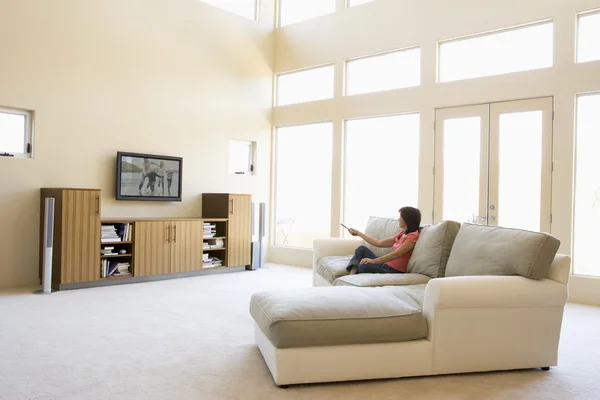 Žena v obývacím pokoji, sledování televize — Stock fotografie