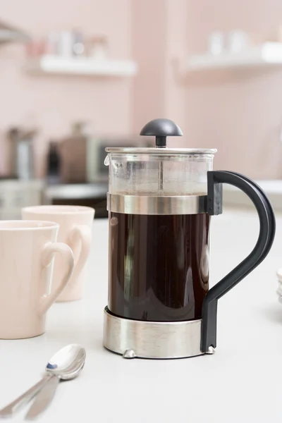 Mutfak tezgahının üzerinde kahve kabı — Stok fotoğraf