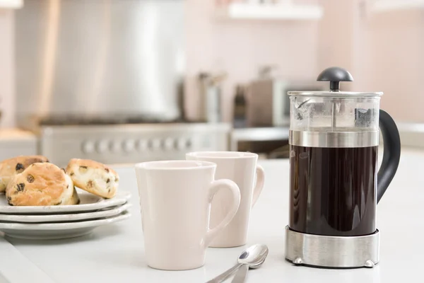 Kaffekanna på köksbänken med scones — Stockfoto