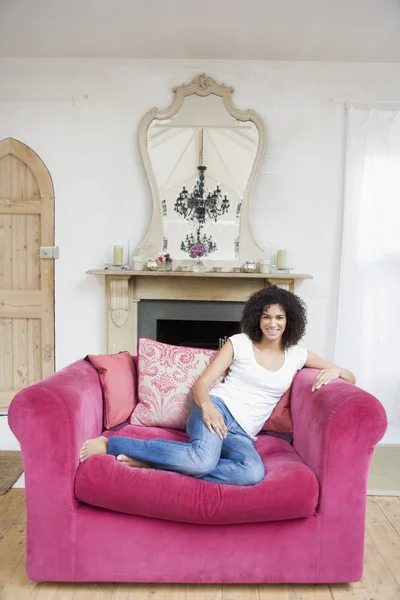 Donna seduta in salotto sorridente — Foto Stock