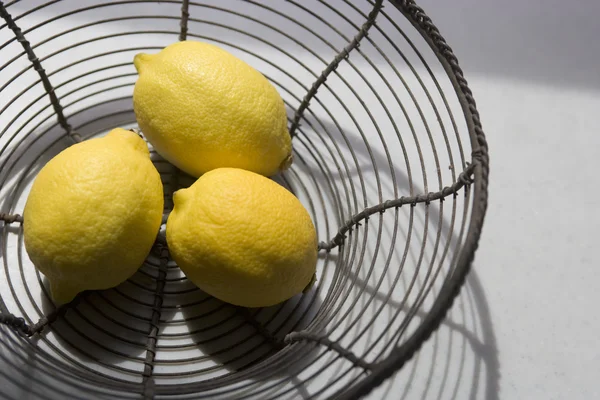 Корзина лимонов — стоковое фото
