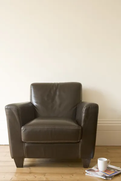 Krzesło z kubek kawy i magazyn obok — Zdjęcie stockowe
