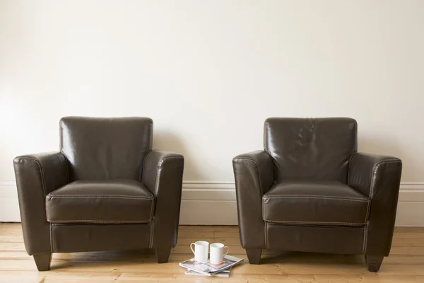 Zwei Stühle Mit Kaffeebecher Und Zeitschriften Dazwischen — Stockfoto