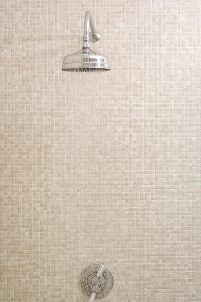 Pusty prysznic z bieżącą wodą — Zdjęcie stockowe