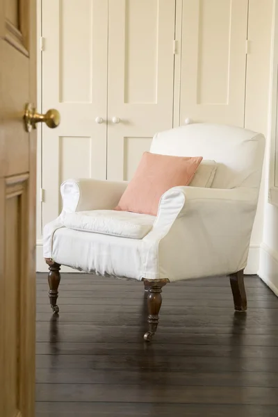 Empty chair shot through doorway — Stock Photo, Image