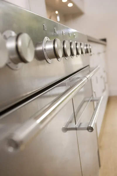 Cozinha vazia com foco em mostradores de fogão — Fotografia de Stock