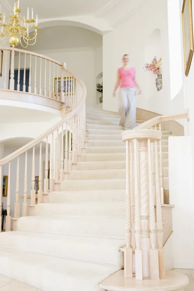 Donna scendendo le scale in casa di lusso — Foto Stock
