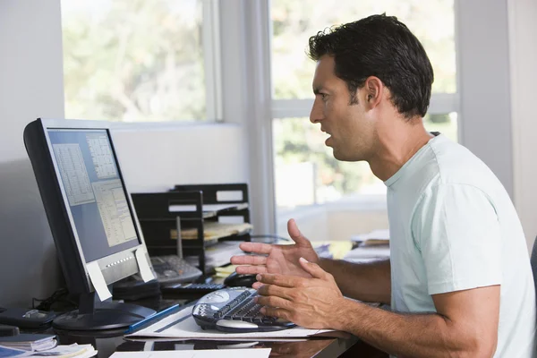 Adam Sinirli Bakarak Bilgisayar Kullanarak Ofis — Stok fotoğraf