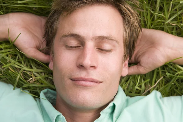 Mężczyzna Leżał Trawie Spanie — Zdjęcie stockowe