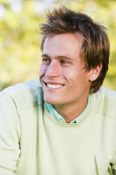 Man outdoors smiling — Stock Photo, Image