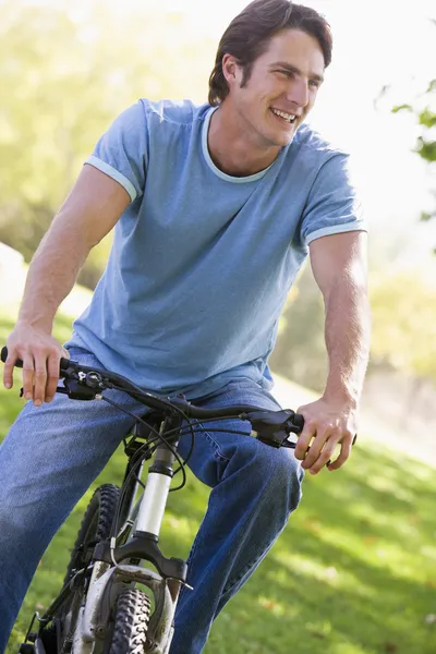 户外活动对自行车微笑的男人 — 图库照片