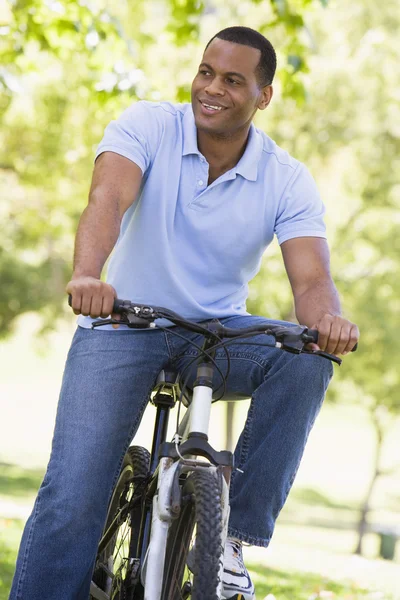 Mann im Freien auf Fahrrad lächelnd — Stockfoto