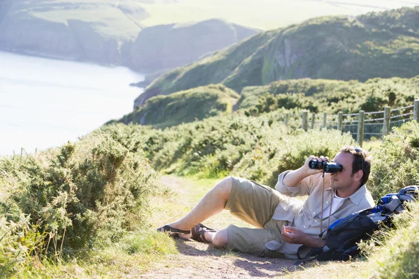 Mann Entspannt Sich Mit Fernglas Auf Steilweg — Stockfoto