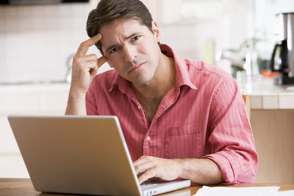 Man Kitchen Using Laptop Frowning — Stock Photo, Image