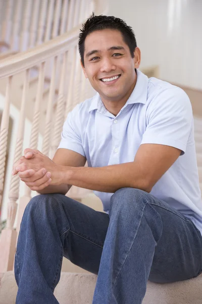 笑みを浮かべて階段に坐っている人 — ストック写真