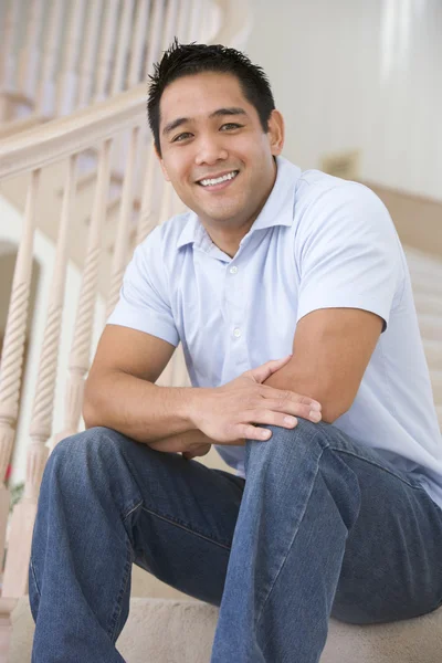 Człowiek Siedzi Schody Uśmiechający Się — Zdjęcie stockowe