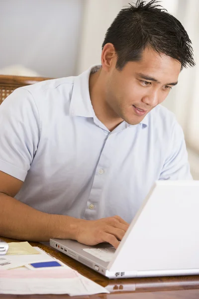 Homem Sala Jantar Usando Laptop — Fotografia de Stock