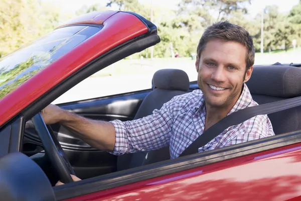 Hombre en coche descapotable sonriendo —  Fotos de Stock