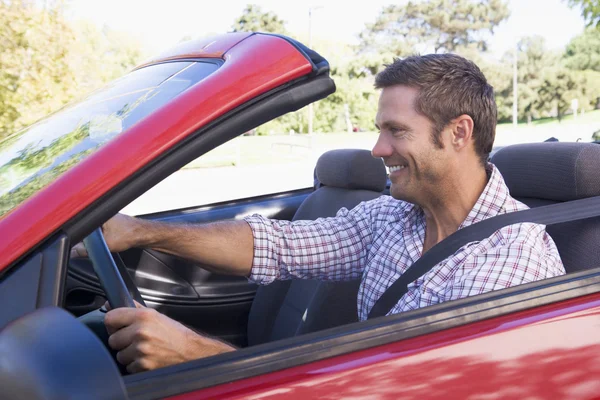 Άνθρωπος οδήγηση χαμογελώντας μετατρέψιμο αυτοκίνητο — Φωτογραφία Αρχείου