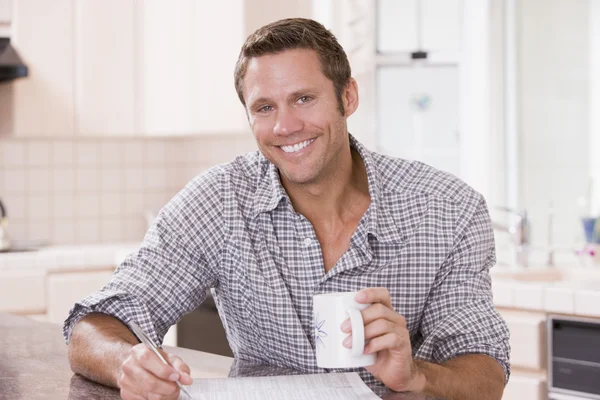 Чоловік Кухні Читає Газету Посміхається — стокове фото