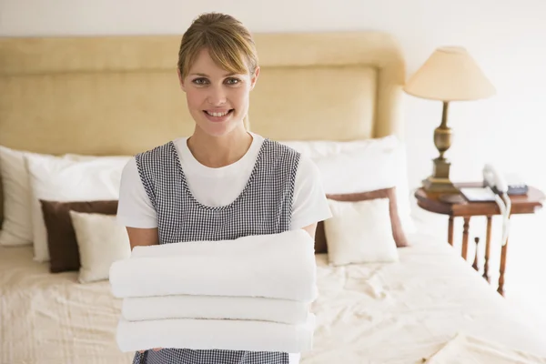 Maid Holding Towels Hotel Room Smiling — Stock Photo, Image