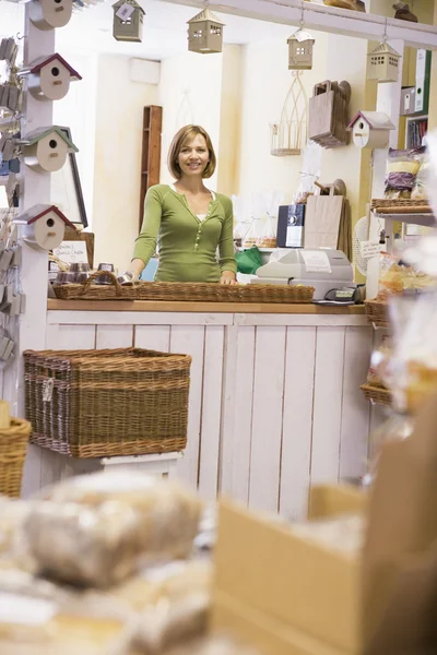 Donna in birdhouse negozio sorridente — Foto Stock