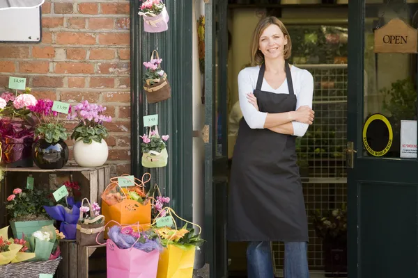 Mulher trabalhando na loja de flores sorrindo — Fotografia de Stock