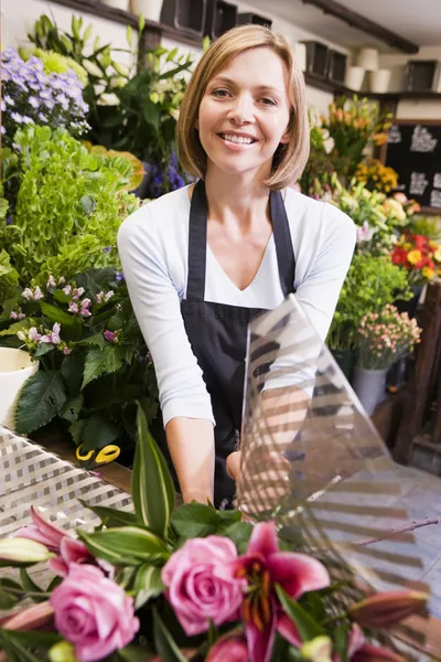 Kvinna som arbetar på flower shop leende — Stockfoto