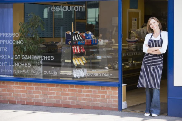 Kobieta Stojąc Drzwiach Restauracji Uśmiechający Się — Zdjęcie stockowe