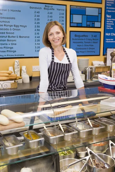 Mujer Pie Mostrador Restaurante Sonriendo —  Fotos de Stock