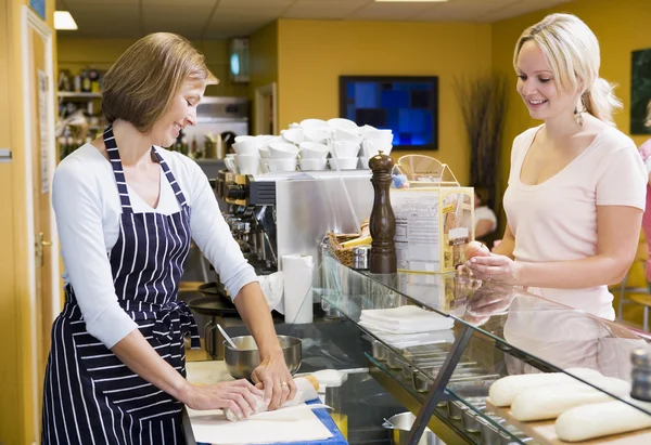 女人站在餐厅服务客户微笑中的计数器 — 图库照片