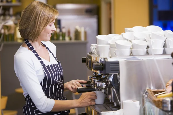 Kvinna Att Göra Kaffe Restaurangen Leende — Stockfoto