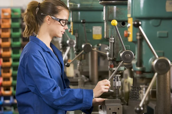 Machinist op machine werkt — Stockfoto