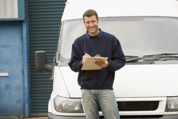 Deliveryperson Stojący Van Pisania Schowku Uśmiechający Się — Zdjęcie stockowe