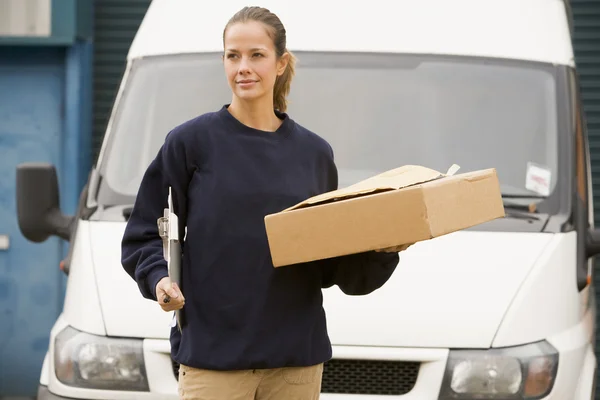Deliveryperson ayakta van Pano ve kutu ile birlikte — Stok fotoğraf