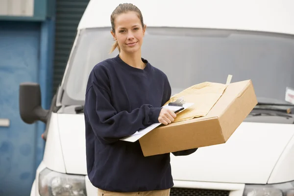 クリップボードとボックスの笑みを浮かべてのバンで deliveryperson 立っています。 — Φωτογραφία Αρχείου