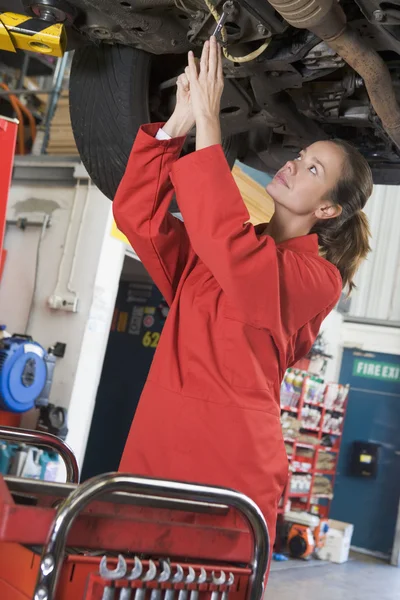 Mechanik praca pod samochód — Zdjęcie stockowe