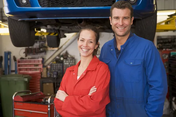 Twee Mechanica Permanent Garage Glimlachen — Stockfoto