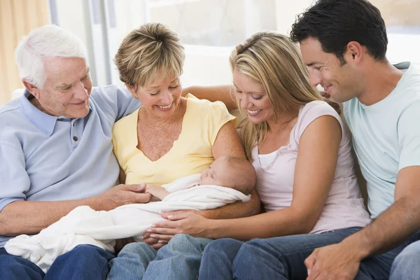 Familie in woonkamer met baby glimlachen — Stockfoto