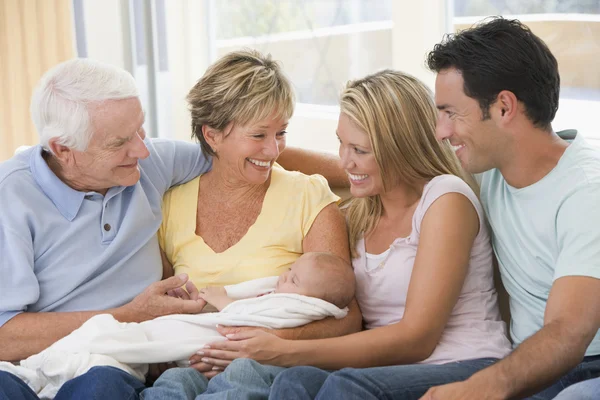 Familie Woonkamer Met Baby Glimlachen — Stockfoto