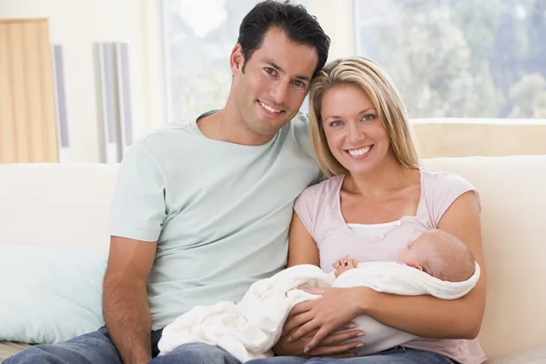 Paar Woonkamer Met Baby Lachend — Stockfoto