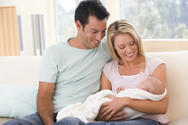 Пара в гостиной с улыбкой малыша — стоковое фото
