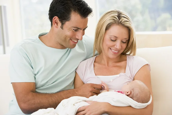 夫妻在客厅里带着宝宝的笑容 — 图库照片