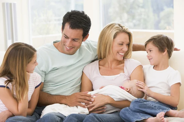 Familia Sala Estar Con Bebé Sonriendo — Foto de Stock