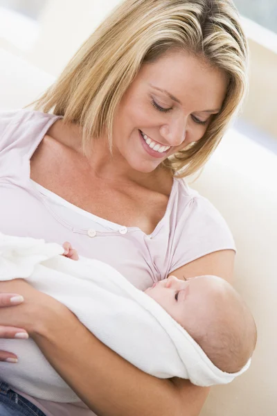 Mãe Sala Estar Com Bebê Sorrindo — Fotografia de Stock