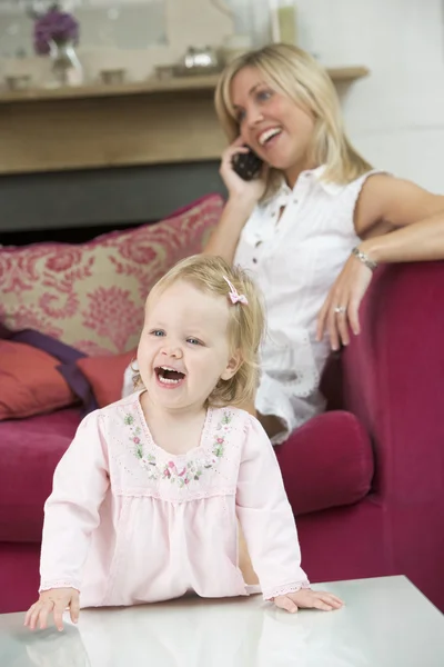 Mutter Telefoniert Wohnzimmer Baby Lächelt — Stockfoto