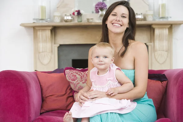 Mother in living room with baby smiling — Stock Photo, Image