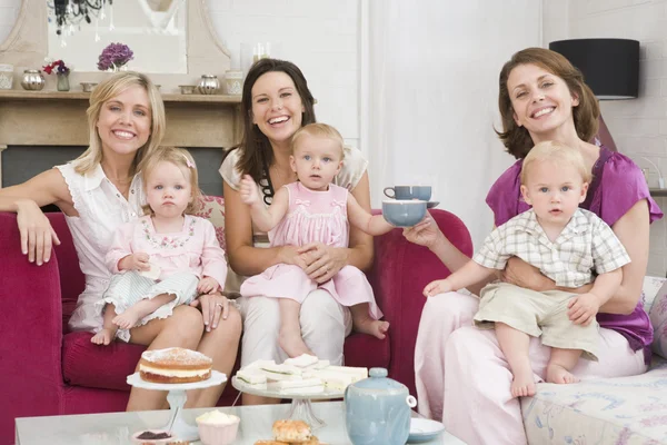 Drei Mütter Wohnzimmer Mit Babys Und Kaffee Lächelnd — Stockfoto