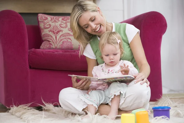 Madre Sala Estar Libro Lectura Con Bebé Sonriendo —  Fotos de Stock